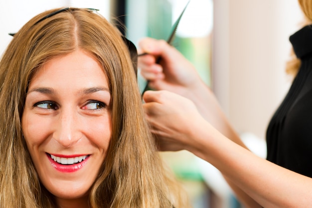 No cabeleireiro - mulher ganha nova cor de cabelo