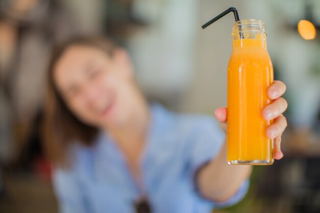 Foto no café da manhã com um suco de laranja