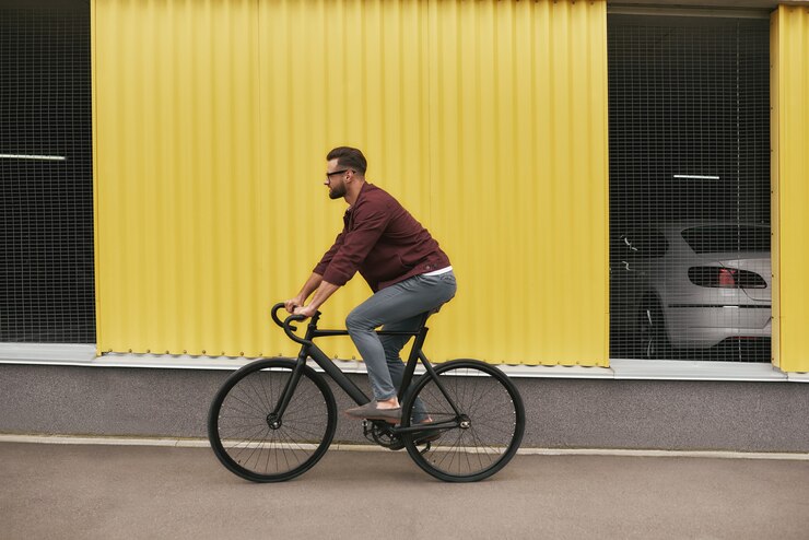 Foto no caminho, vista lateral de um homem bonito com a barba por fazer em roupas casuais andando
