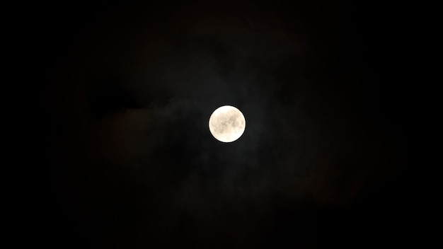 No céu noturno, a lua com nuvens. Foto de alta qualidade