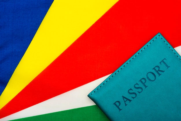 No contexto da bandeira de Seychelles está um passaporte