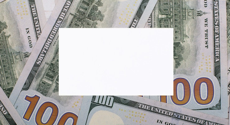 Foto no contexto de dólares americanos, um cartão branco em branco com um lugar para inserir texto. modelo. conceito financeiro