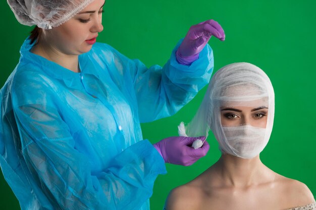 No contexto do chromakey, o médico com luvas está amarrando a mulher com um curativo