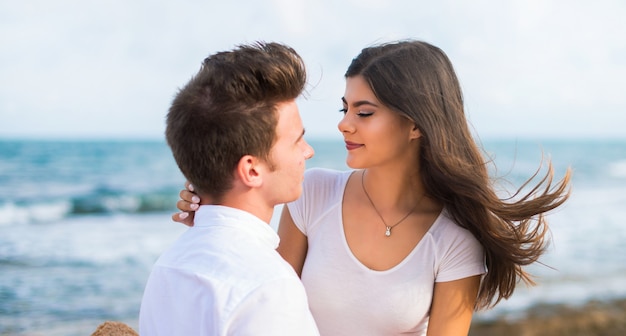 No dia dos namorados Casal jovem ao ar livre