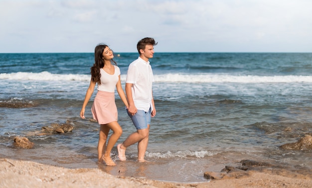 No dia dos namorados Casal jovem em andar ao ar livre