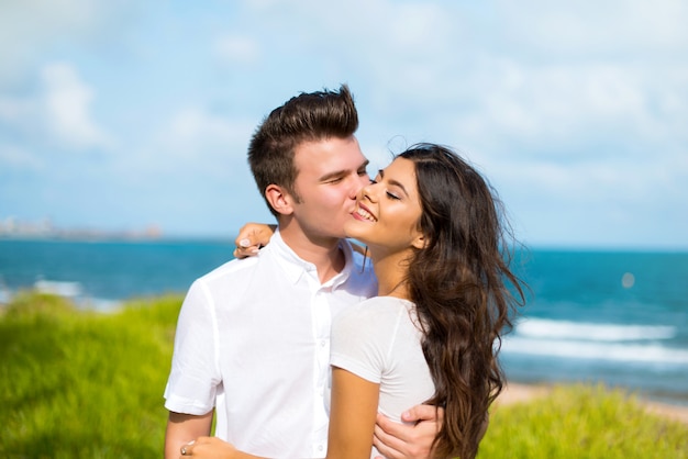 No dia dos namorados Feliz casal jovem ao ar livre