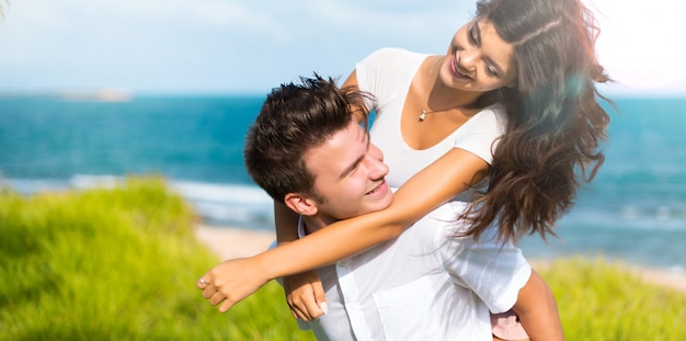 No dia dos namorados feliz casal jovem ao ar livre