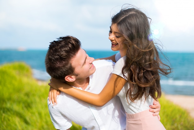 No dia dos namorados feliz casal jovem ao ar livre