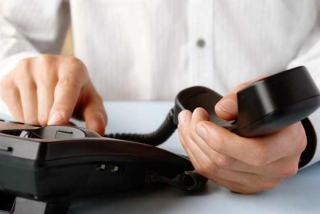 No escritório de um homem segurando o telefone