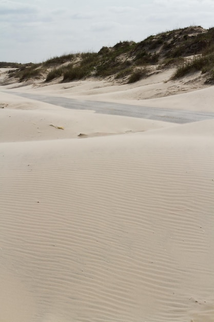 No extremo norte da estrada em South Padre Island, Texas, a estrada termina na areia.