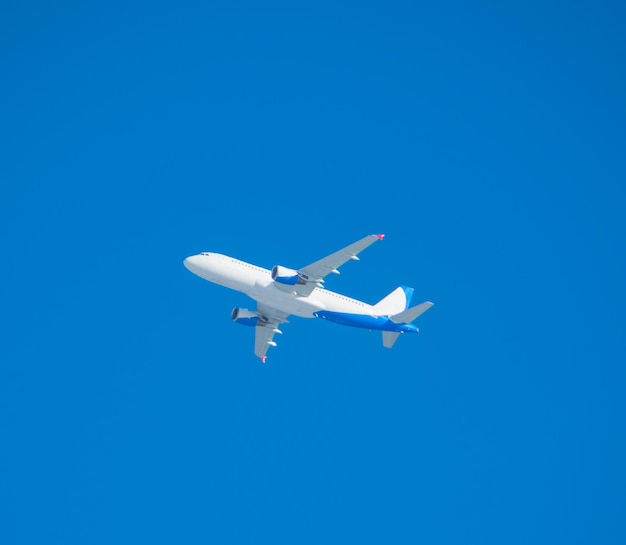 No fundo de aeronaves voadoras de céu azul.