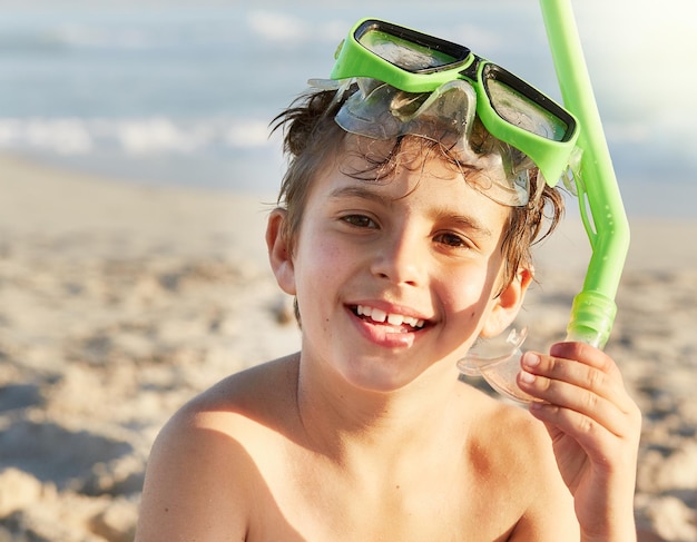 No fundo do mar é onde eu amo estar Retrato de um garotinho usando máscara e snorkel na praia