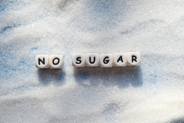 No hay bloques de texto de azúcar con azúcar blanco sobre fondo de madera que sugieran hacer dieta y comer menos azúcar por concepto de salud