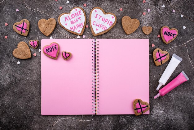 No hay concepto de día de san valentín con corazones de galletas