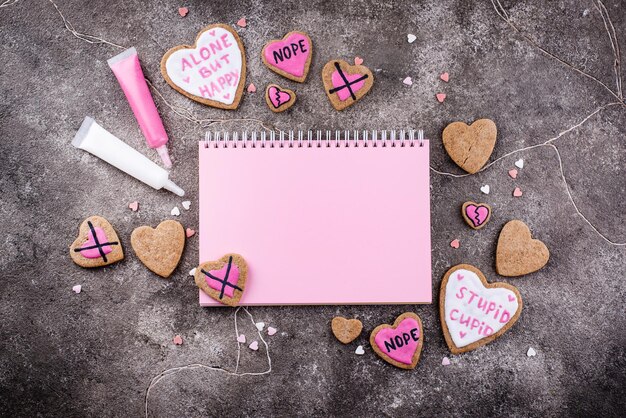 No hay concepto de día de san valentín con corazones de galletas