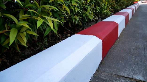 No hay estacionamiento de pintura roja y blanca