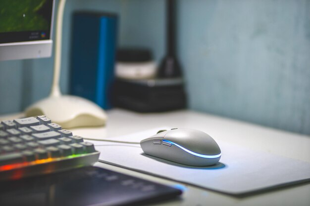 No hay gente concepto de configuración de la oficina del ratón monitor teclado y pluma tableta