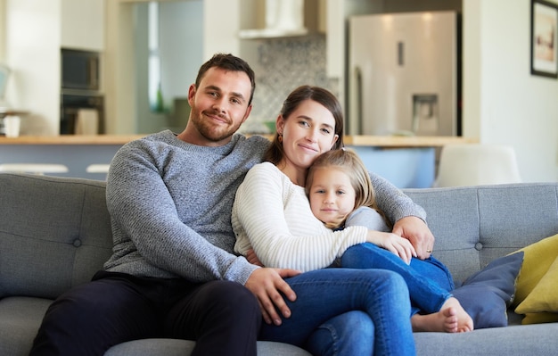 No hay mejor sentimiento que estar con ellos Fotografía de una familia joven relajándose en el sofá de su casa