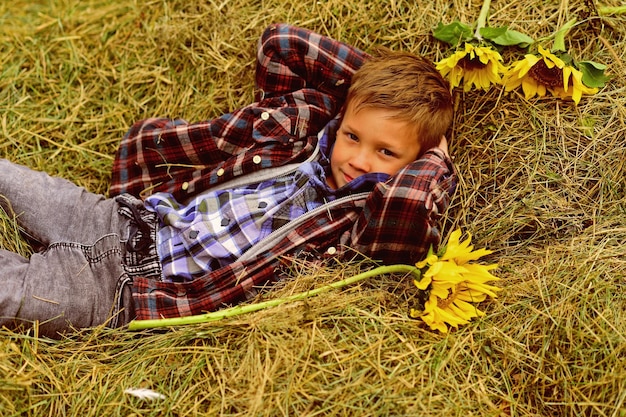 No hay nada como la paz del campo Un niño disfruta de unas vacaciones en el campo Un niño se relaja en el heno Vive de forma natural