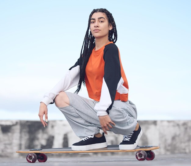 No hay nada más sexy que una chica que sabe patinar Fotografía de una mujer joven en la ciudad con su patineta