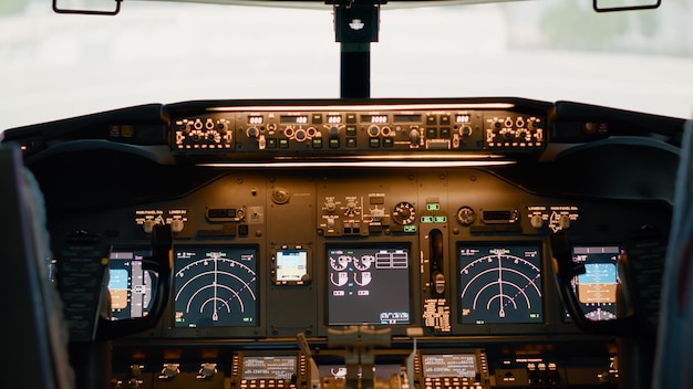 No hay personas en la cabina del avión vacía con botones de encendido y palanca del motor para acelerar en el despegue. Cabina de avión con tablero de comando y panel de control, brújula de radar y navegación. De cerca.