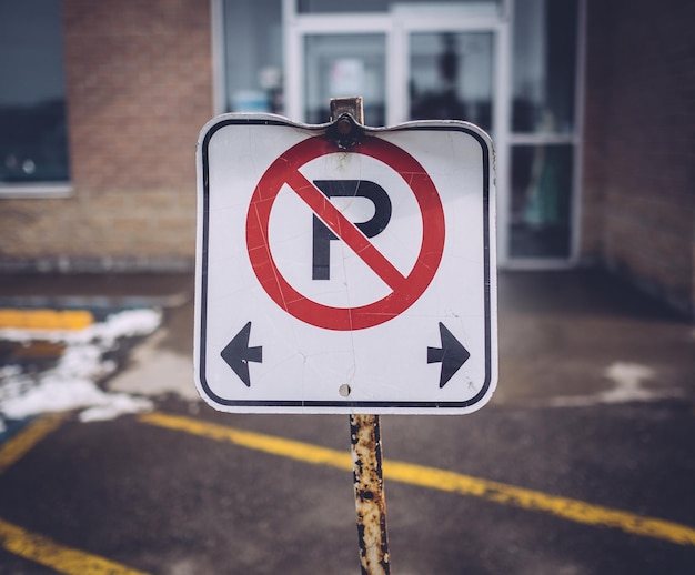 Foto no hay señal de estacionamiento contra la carretera vacía