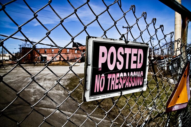 No hay señal de intrusión en la valla de ChainLink en un sitio industrial abandonado