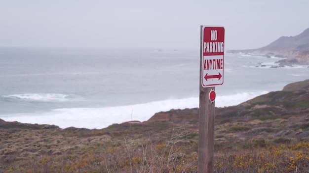 No hay señal de tráfico de estacionamiento costa pacífica carretera océano olas niebla california playa