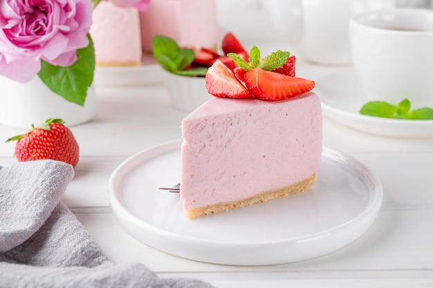 No hornear tarta de queso con fresas frescas sobre un fondo blanco de madera Postre de verano Copiar espacio