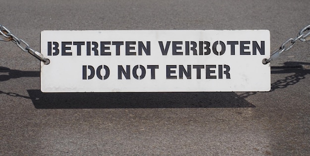 No ingrese el letrero en alemán e inglés
