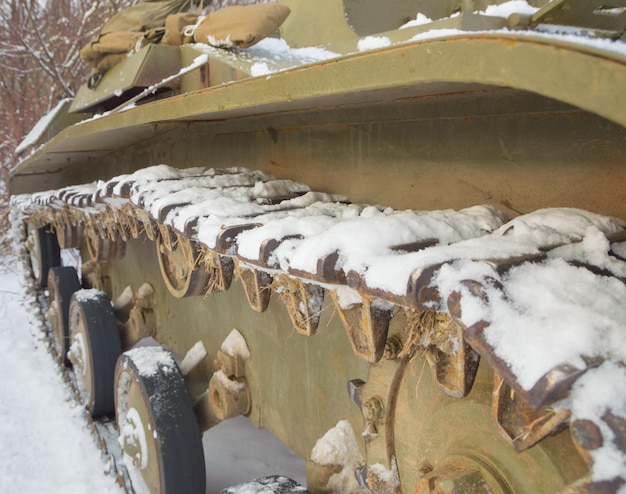 No inverno, os caminhões de neve e as rodas do tanque da segunda guerra mundial.