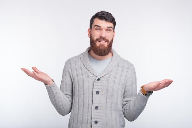 ¡No lo sé! El hombre barbudo joven está gesticulando en blanco.