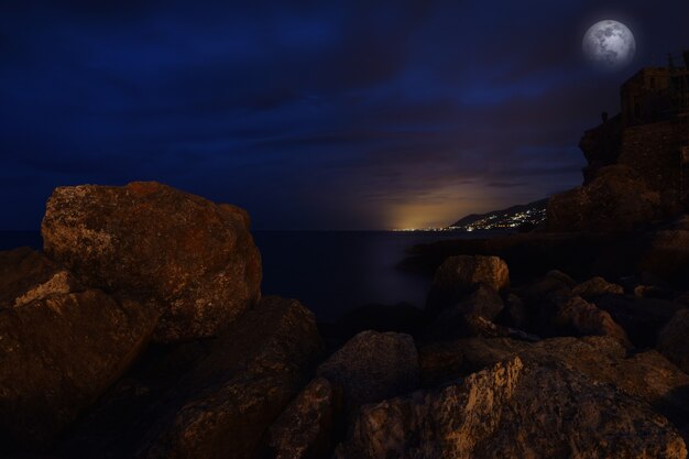 Foto no mar azul da ligúria incrível luar