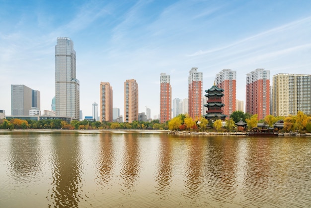 No outono, edifícios antigos e pontes em arco estão no Parque Yingze, em Taiyuan