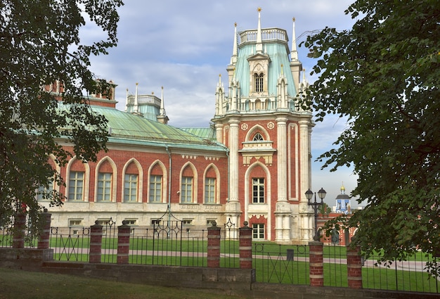 No parque tsaritsyn, palácio e conjunto de parques do arquiteto do século xviii vasily bazhenov