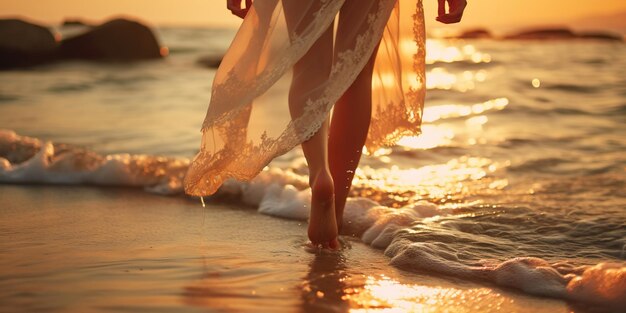 No pôr-do-sol, uma mulher de calções curtos caminha descalça na praia. Um close-up de pés contra o fundo das ondas do mar cria uma atmosfera de serenidade e liberdade.