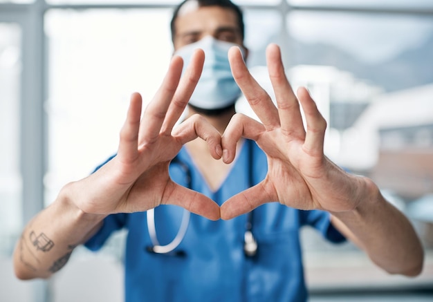 Foto no puedes vencer a un corazón sano primer plano de un médico haciendo una forma de corazón con sus manos