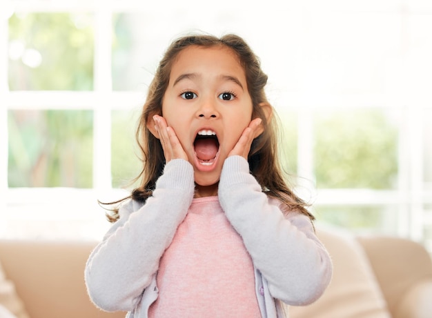 no puedo creerlo Una foto de una niña que parece sorprendida en casa.