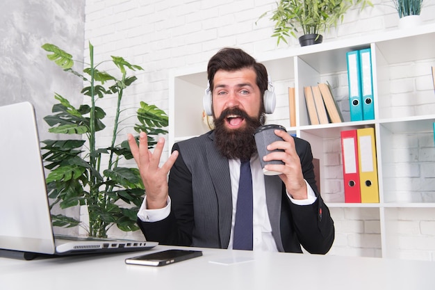 No puedo pensar en el trabajo El gerente usa una taza de café como micrófono en el trabajo Un hombre barbudo canta karaoke durante la jornada laboral Descansa en el trabajo Trabajo hecho, diviértete