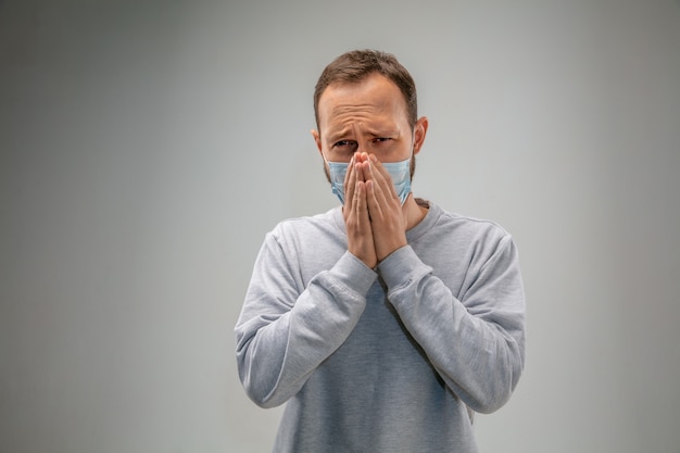 No puedo respirar. Hombre caucásico que lleva la máscara de protección respiratoria contra la contaminación del aire y las partículas de polvo superan los límites de seguridad. Cuidado de la salud, medio ambiente, concepto de ecología. Alergia, dolor de cabeza.