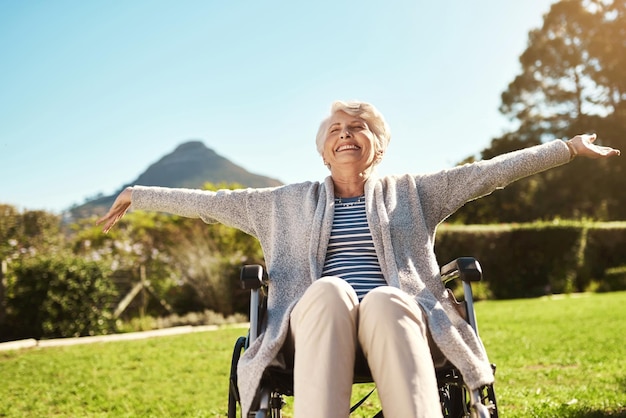 No les quites la libertad Disparo de una anciana disfrutando del aire libre mientras está sentada en su silla de ruedas