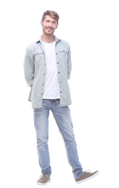 No retrato de crescimento completo de um jovem moderno isolado no fundo branco
