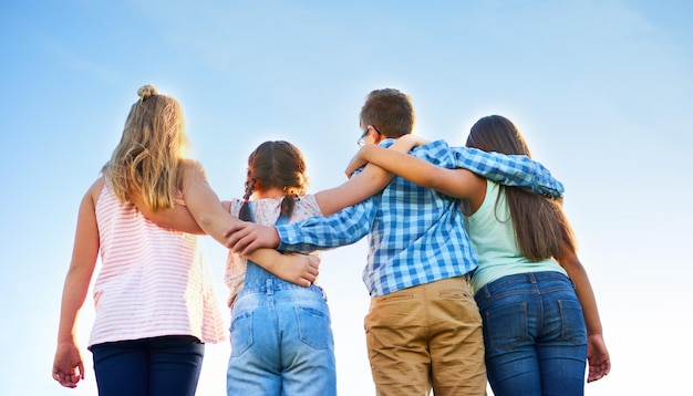 Foto no seas malo, sé significativo toma de un grupo de niños de escuela primaria juntos