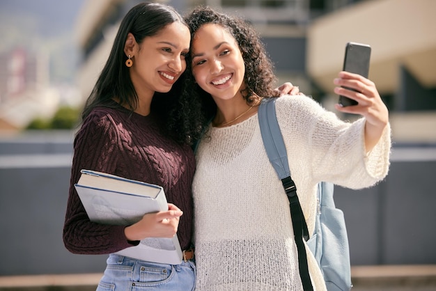 No sería la universidad sin mi foto favorita de dos mujeres jóvenes tomándose selfies juntas en la universidad