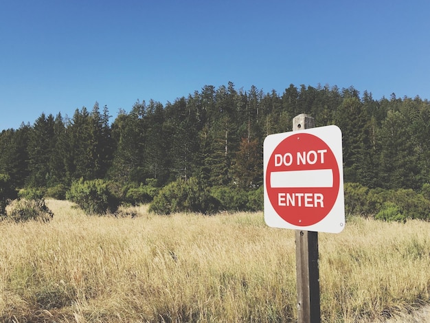 No entre el signo en el campo contra el cielo