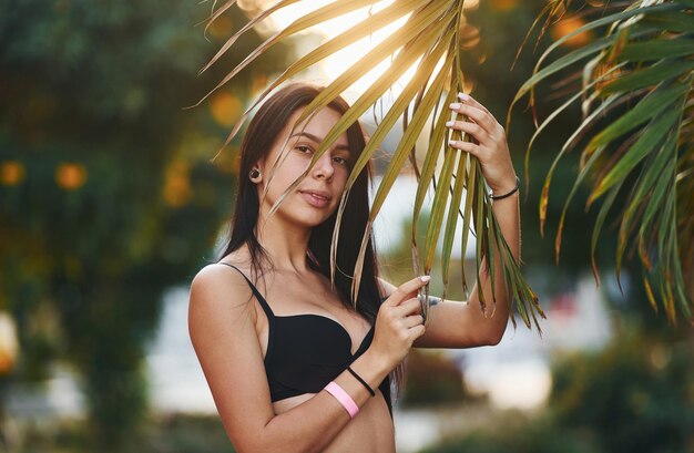 No sutiã Linda jovem está ao ar livre no dia ensolarado Conceito de férias