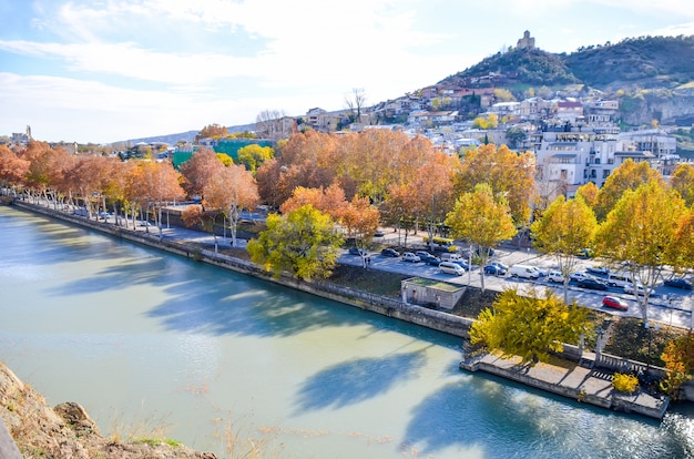 No topo da montanha em Tbilisi, há uma igreja ortodoxa.