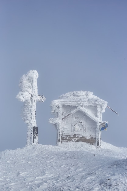 No topo da mountaine petros. inverno nas montanhas. petros, chornohora. ucrânia