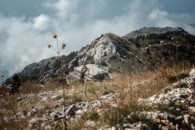 No topo do Agion Oros (montanha de Athos) na Grécia. Paisagem montanhosa e natureza tranquila.