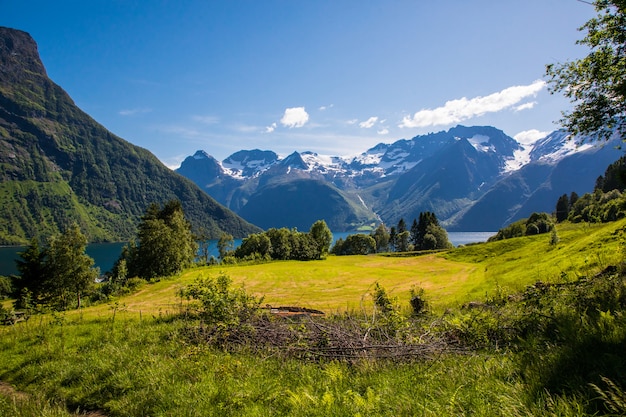 Foto no topo do cume do monte com vistas incríveis dos alpes sunnmore na noruega